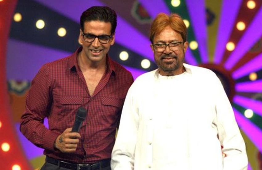 अक्षय कुमार (Akshay Kumar) आज के सुपरस्टार हैं। लेकिन उनके ससुर राजेश खन्ना (Rajesh Khanna) को बॉलीवुड का पहला सुपरस्टार कहा जाता था। उनकी फैन फॉलोइंग इतनी तगड़ी थी कि उसे शब्दों में बयां भी नहीं किया जा सकता। उनकी हर एक अदा पर बड़ी संख्या में फैंस फिदा थे। लेकिन ये बहुत कम लोगों को पता होगा कि राजेश खन्ना को गुस्सा भी बहुत आता था। एक बार तो अपनी साली सिंपल कपाड़िया (Simple Kapadia) के कारण वह अपने को एक्टर को मारने के लिए दौड़ पड़े थे।