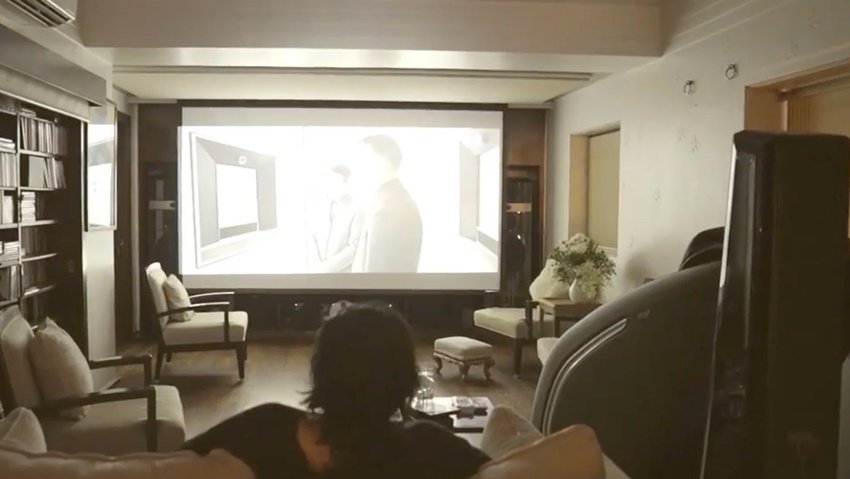 घर के अंदर ही मिनी थियेटर बनाया गया है जहां पूरा परिवार साथ में बैठकर फिल्में देखता है।