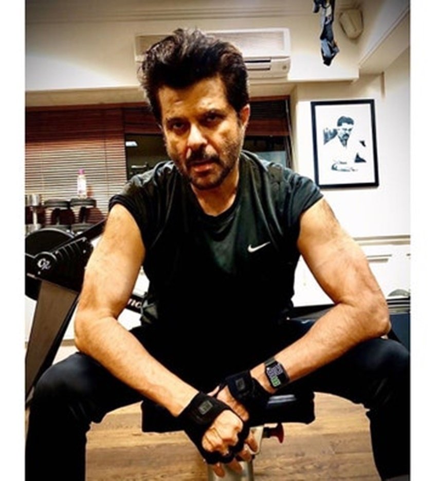 घर के अंदर ही स्वीमिंग पूल औऱ जिम भी है। अनिल कपूर अकसर जिम की तस्वीरें शेयर करते रहते हैं।