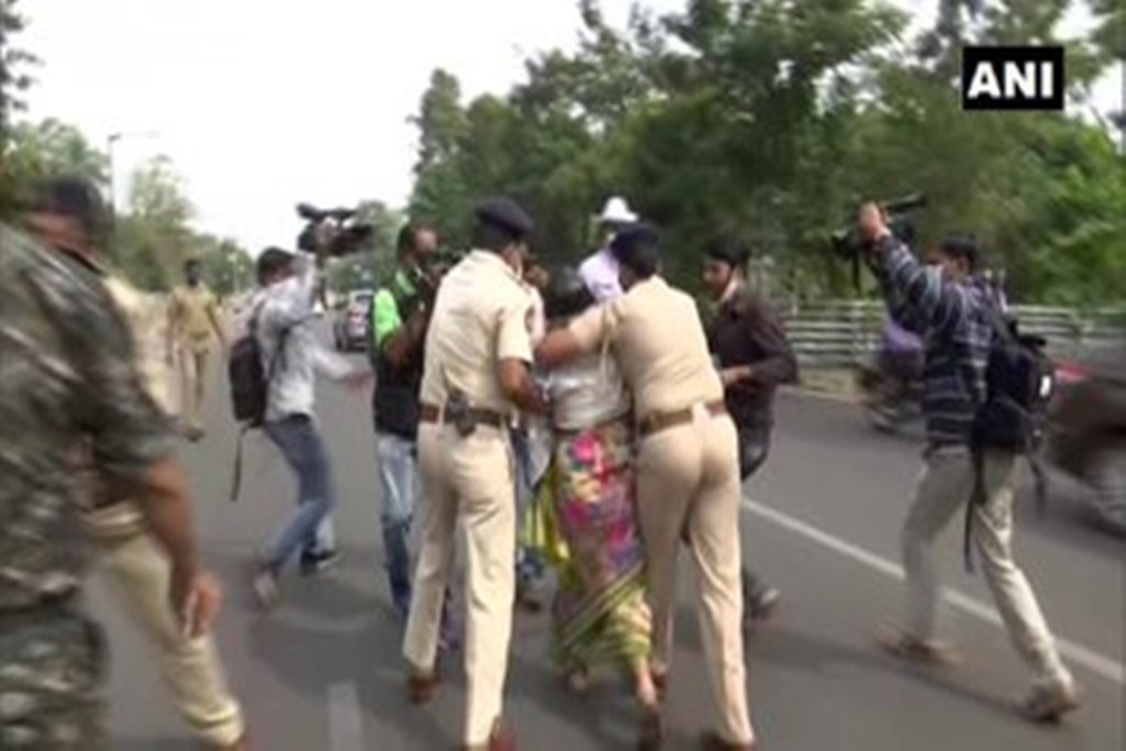 ओडिशा विधानसभा के सामने आत्मदाह का प्रयास करती महिला को रोकती पुलिस। 