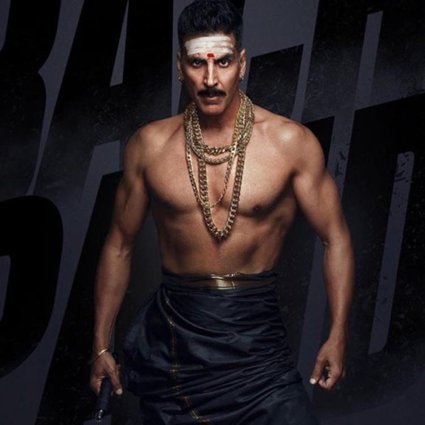 अक्षय कुमार को बैंकॉक के एक रेस्टॉरेंट में काम करने के बदले 1500 रु बतौर सैलेरी मिले थे। ये उनकी पहली कमाई थी।