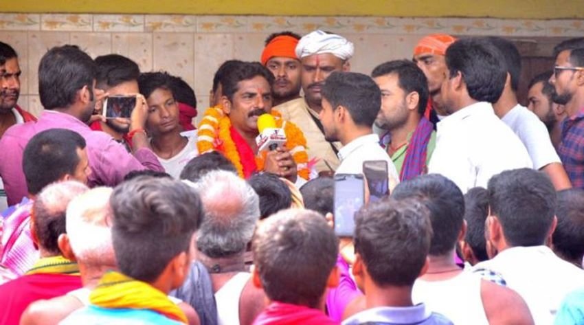 कामदेव सिंह के बेटे राकुमार शुरू से पढ़ने में अच्छे थे। उन्होंने हाई स्कूल नमें टॉप भी किया था। राजकुमार ने दिल्ली विश्वविद्यालय से ग्रैजुएशन किया है। (Photos: Social Media)