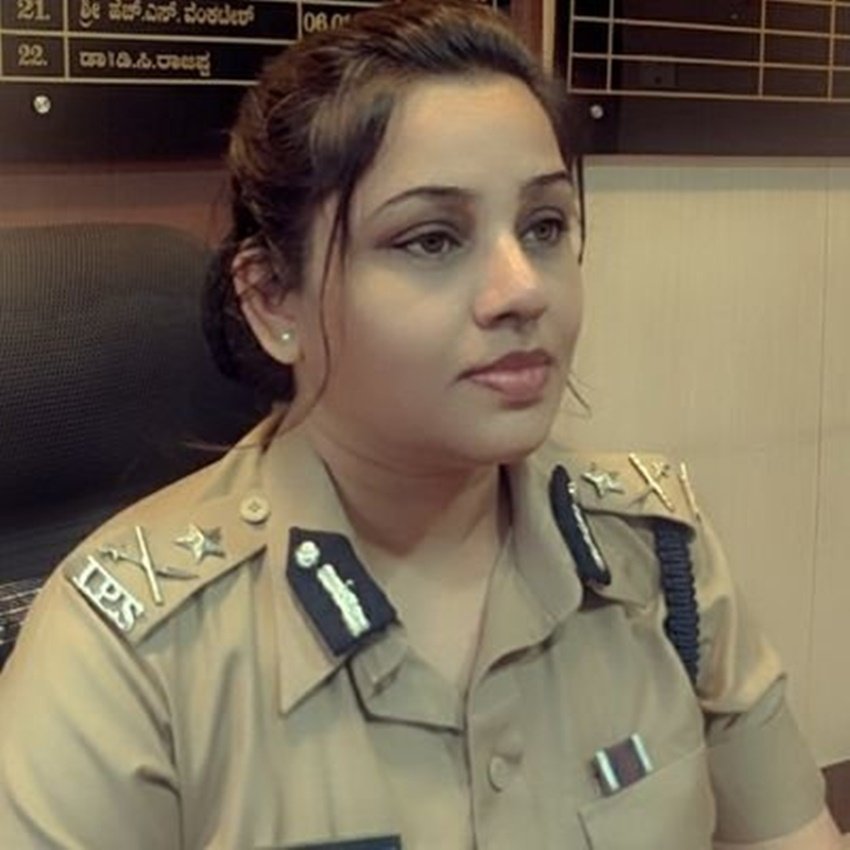 Kangana Ranaut IPS D roopa Controversy, D roopa IPS Income