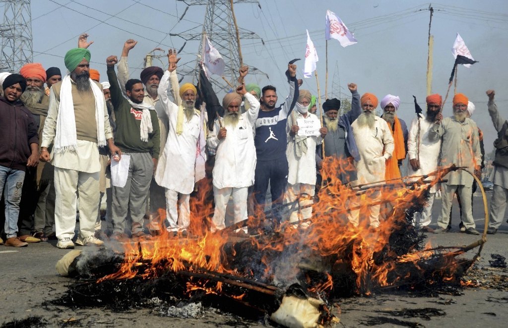 कृषि सुधार कानूनों को लेकर अमृतसर में केंद्र सरकार के खिलाफ नारेबाजी करते हुए किसान। (फाइल फोटोः PTI)