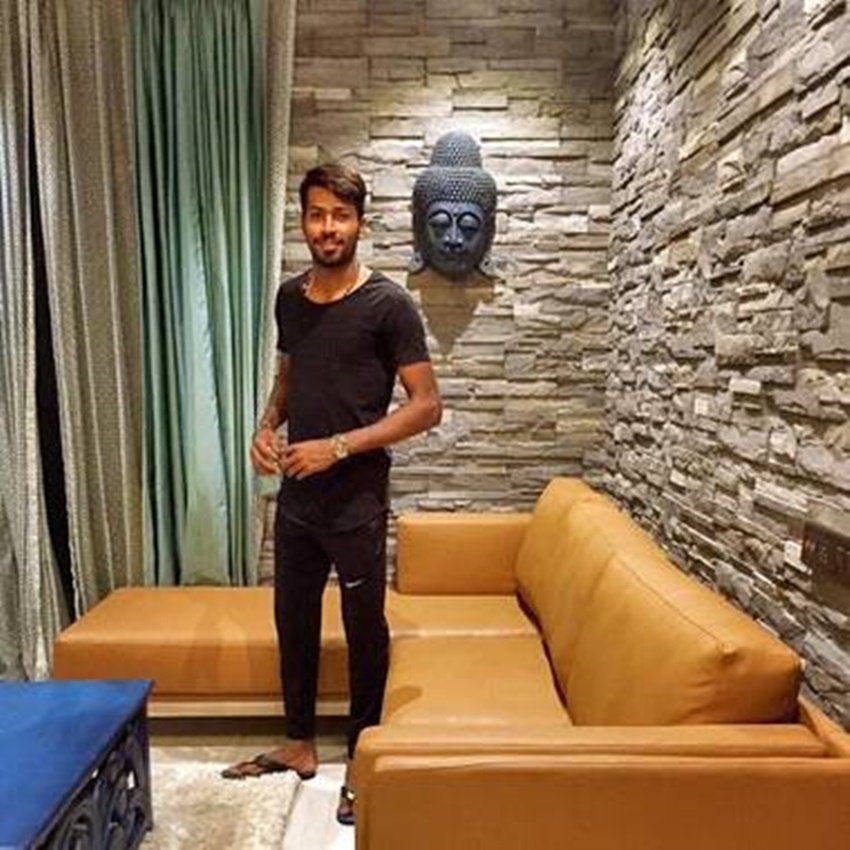 घर के अंदर होम थियेटर भी लगा हुआ है।
