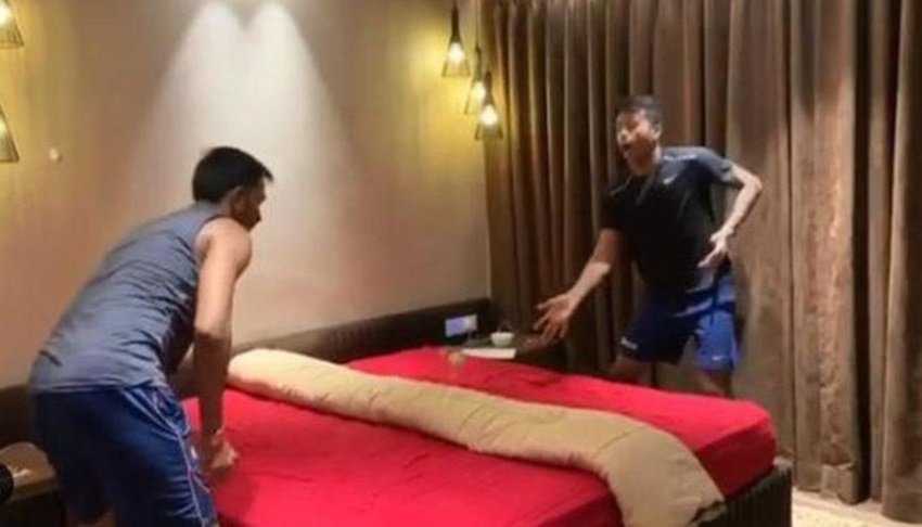 घर के बेडरूम में भाई क्रुणाल के साथ खेलते हार्दिक पांड्या।