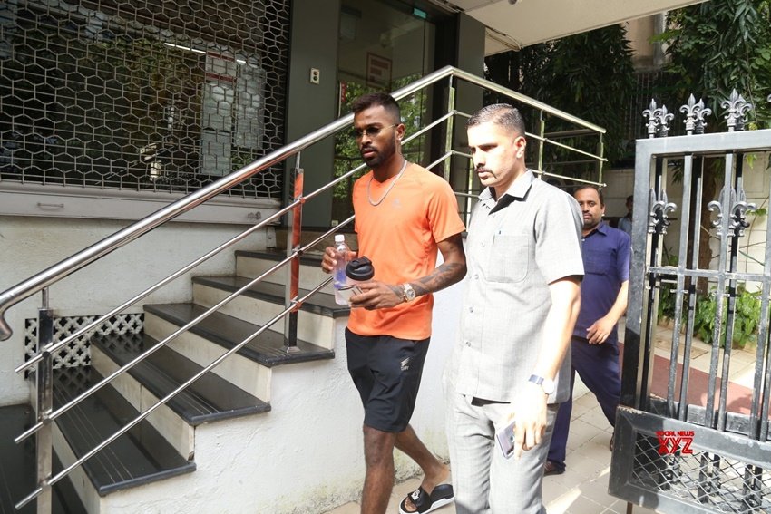 Hardik Pandya House: हार्दिक पांड्या इंडियन क्रिकेट टीम के महत्वपूर्ण सदस्य हैं। पांड्या ने अपने हरफनमौला खेल से भारत को कई बार जीत दिलाई है। देश-विदेश की धरती पर अपनी बल्लेबाजी से गेंदबाजों के छक्के छुड़ाने वाले हार्दिक पांड्या गुजरात के वडोदरा के रहने वाले हैं। हार्दिक का बचपन काफी तंगहाली में बीता है। लेकिन अब उनके पास वडोदरा में ही शानदार घर है। आइए देखें अंदर से कैसा है टीम इंडिया के इस ऑलराउंडर क्रिकेटर का घऱ: 