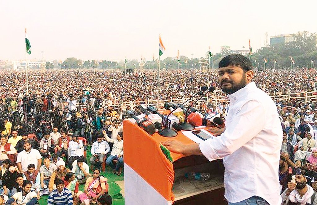 बिहार में चुनाव प्रचार के दौरान एक सभा को संबोधित करते छात्र नेता कन्हैया कुमार।