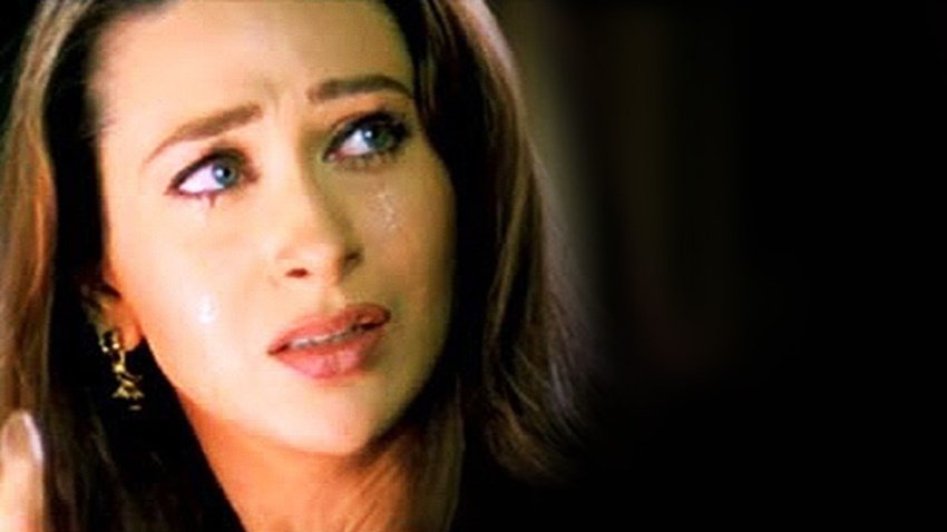 तलाक के बाद करिश्मा कपूर बच्चों के साथ मुंबई में अकेले रहती हैं। दोनों बच्चों की परवरिश वह खुद कर रही हैं।