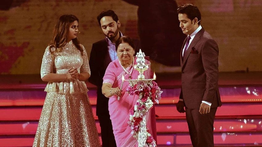 शाहरुख खान ने मंच पर मुकेश अंबानी ने तीनों बच्चों से भी बातें कीं। आकाश और ईशा के साथ तो शाहरुख ने डांस भी किया।