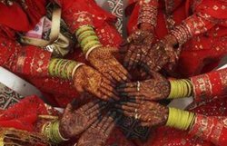 Mehndi Designs Karwa Chauth 2020: करवा चौथ के मौके पर हाथों में लगाएं इन लेटेस्ट डिजाइंस की मेहंदी