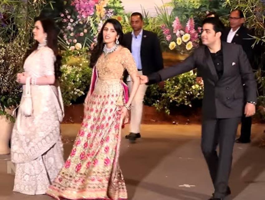 इस बारे में नीता अंबानी ने कहा था कि नहीं वह सिक्योरिटी कारणों से नहीं बल्कि इसलिए करती हैं ताकि बच्चे डाउन टू अर्थ रह सकें।