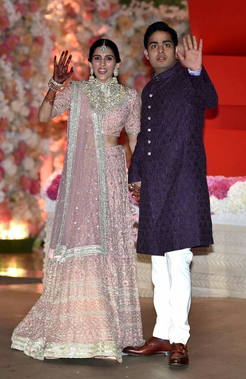 पत्नी श्लोका मेहता के साथ आकाश अंबानी। (All Photos: Social Media)