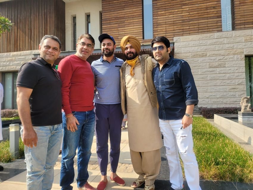 Navjot Singh Sidhu House Photos: क्रिकेटर से कॉमेंटेटर और फिर राजनेता बने नवजोत सिंह सिद्धू पंजाब में अमृतसर के रहने वाले हैं। सिद्धू अमृतसर में ही परिवार के साथ रहते हैं। हाल ही में कॉमेडी शो में उनके सहय़ोगी रहे कपिल शर्मा (Kapil Sharma) उनसे मिलने उनके घर पहुंचे। सिद्धू ने अपने घर कपिल शर्मा से मुलाकात की कुछ फोटोज शेयर की हैं।