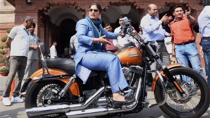 रंजीता रंजन हार्ले डेविडसन बाइक का शौक रखती हैं। एक बार वह इस शानदार बाइक पर संसद भी पहुंची थीं।
