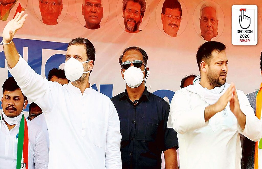 बिहार की एक चुनावी सभा में लोगों का अभिवादन करते राहुल गांधी और तेजस्वी यादव। (फाइल फोटो)