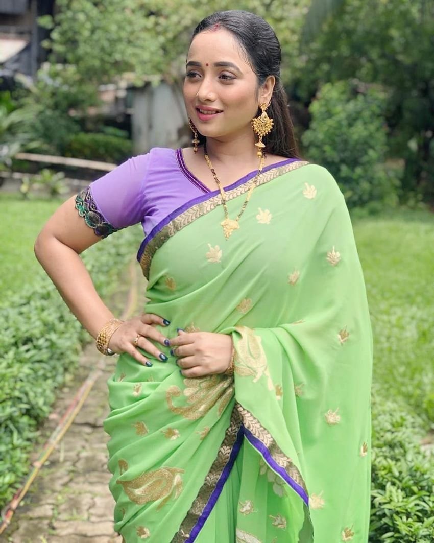 इस हरी साड़ी में भी रानी चटर्जी की खूबसूरती खिलकर बाहर आ रही है।