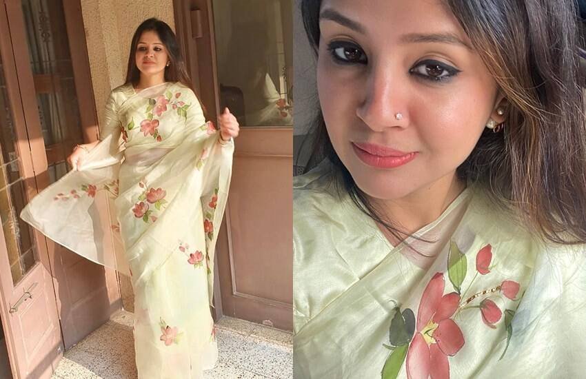 फ्लोरल व्हाइट साड़ी में साक्षी धोनी की ये फोटो खूब वायरल हुई थी।