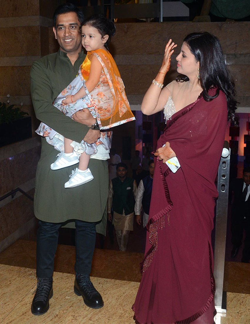 इस तस्वीर में जहां साक्षी साड़ी में दिख रही हैं वहीं महेंद्र सिंह धोनी औऱ उनकी बेटी जीवा भी ट्रेडिशनल लुक में नजर आ रहे हैं।