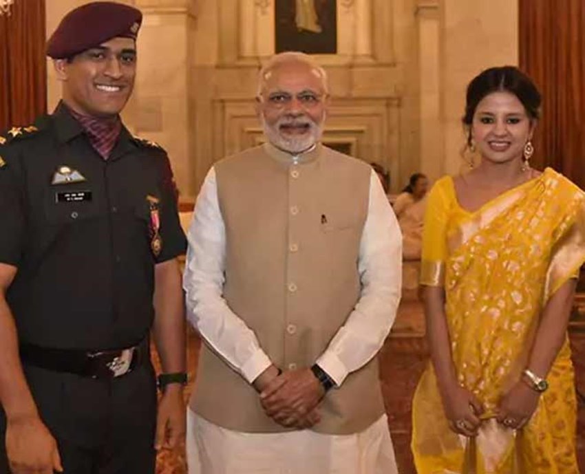 पीएम नरेंद्र मोदी से मुलाकात के समय साक्षी ने पीली साड़ी पहनी थी।