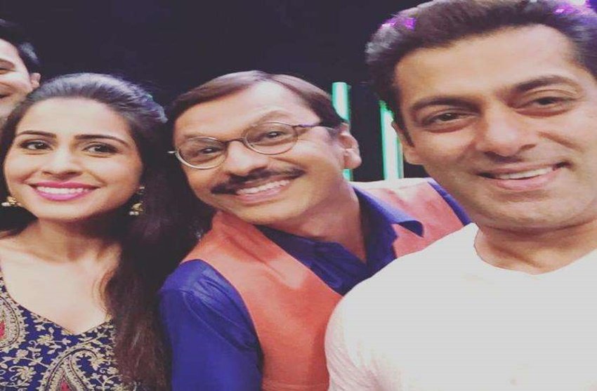 Taarak Mehta Ka ooltah Chashma: सब टीवी पर टेलीकास्ट होने वाला शो तारक मेहता का उल्टा चश्मा बेहद पॉपुलर है। इसके कलाकार भी काफी चर्चित हो चुके हैं। आइए जानते हैं शो के प्रोड्यूसर असित मोदी (Asit Modi) अपनी एक्ट्रेसेज को उनके काम के बदले कितने पैसे देते हैं (फीस के सारे आंकड़े सेलेब्स की कमाई का रिकॉर्ड रखने वाली वेबसाइट Starsunfolded.com से लिये गए हैं):