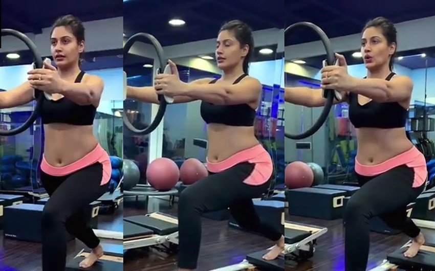 सुरभि चंदना सोशल मीडिया में भी काफी एक्टिव हैं। वह आए दिन तस्वीरें औऱ वीडियोज फैंस के साथ शेयर करती रहती हैं।