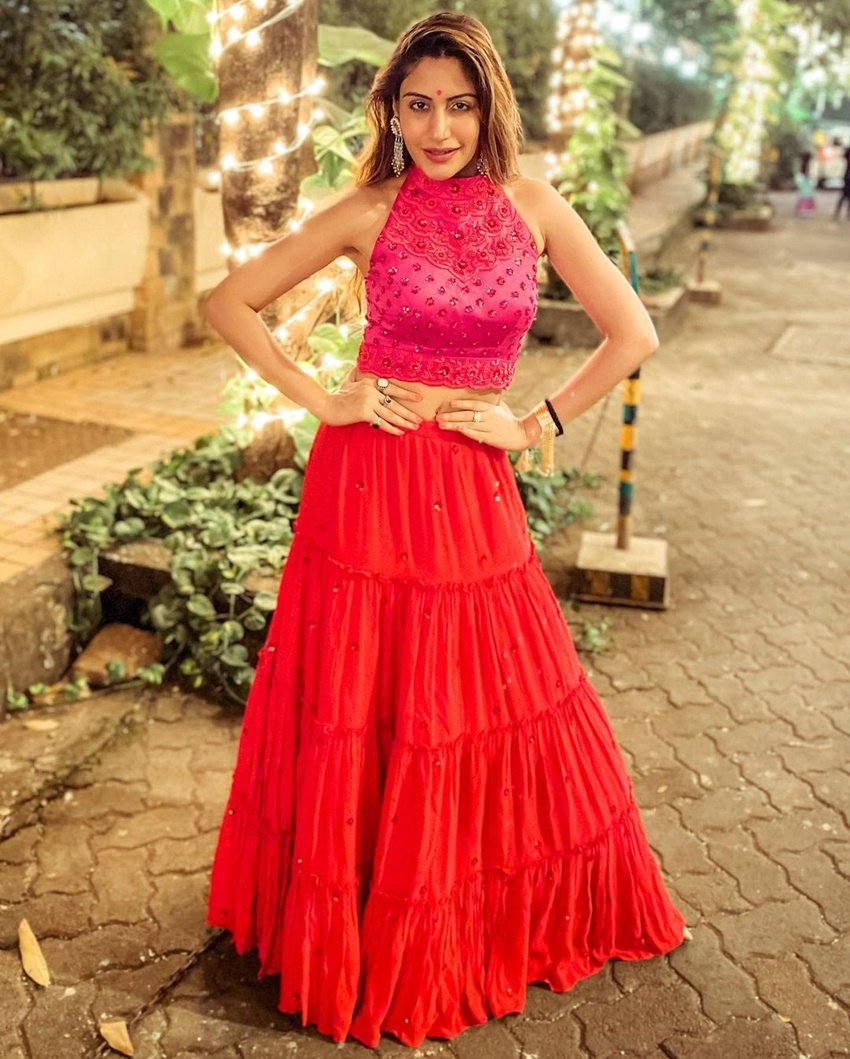 हाल ही में रेड ड्रेस में सुरभि चंदना ने ये फोटोज पोस्ट कीं।