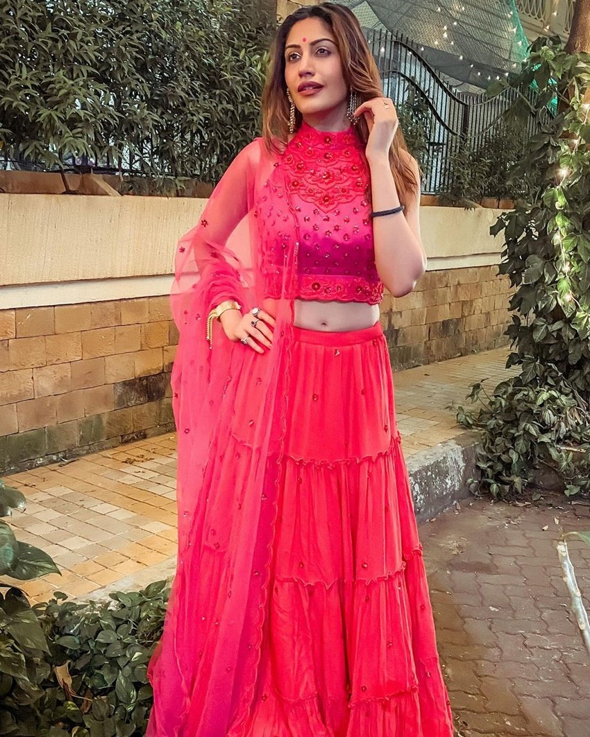 सुरभि तंदना ट्रेडिशनल अवतार में और भी ज्यादा खूबसूरत लग रही हैं।