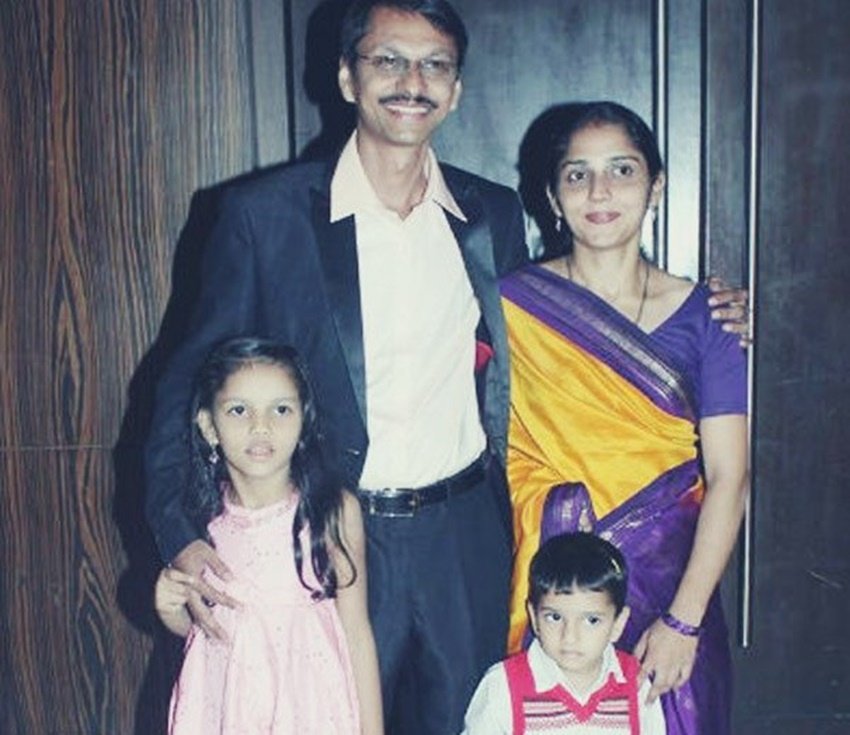 श्याम पाठक सोशल मीडिया में अकसर अपनी फोटोज पोस्ट करते रहते हैं जिसमें उनके परिवार की भी झलक दिखती है।