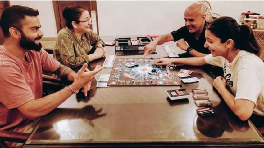 विराट कोहली भी अपने सास ससुर के साथ कमाल की बॉन्डिंग शेयर करते हैं। वह अकसर उनके साथ मस्ती करते दिखे जाते हैं।