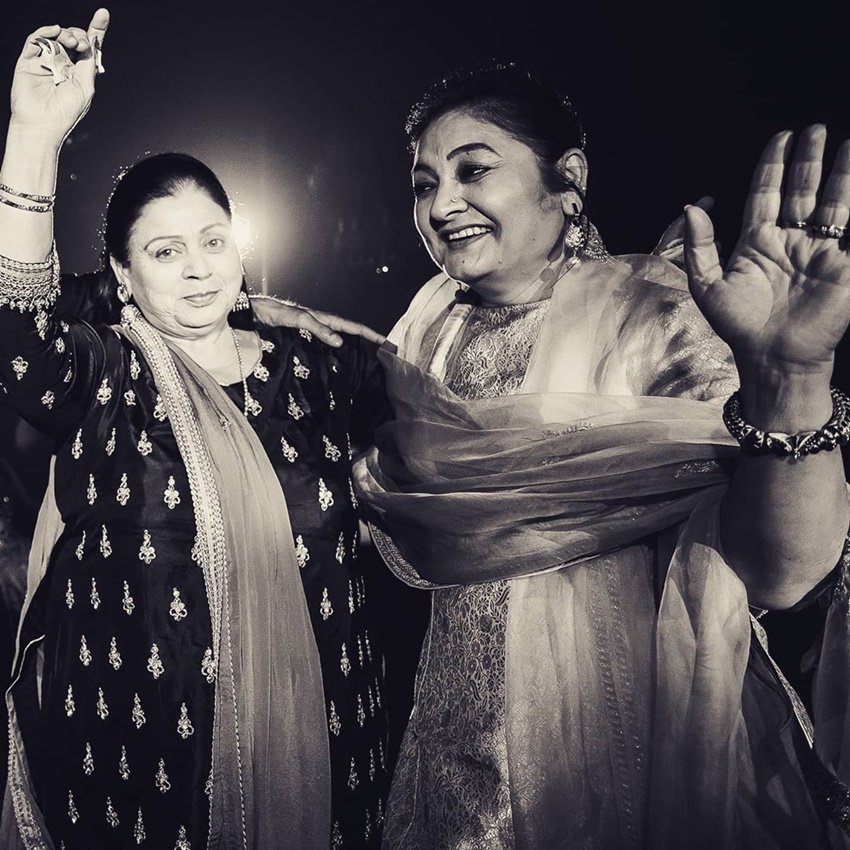 मदर्स डे पर अनुष्का अपनी मां के साथ ही अपनी सास को भी जरूर याद करती हैं। इस साल मदर्स डे पर अनुष्का ने अपनी सास औऱ मां की ये फोटो पोस्ट करते हुए लिखा था- आपके प्यार ने हमें हमेशा सही रास्ता दिखाने में मदद की है। हैप्पी मदर्स डे।