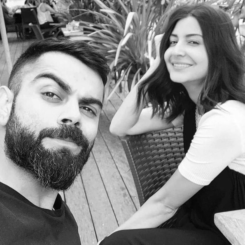 Anushka Sharma Birthday: विराट कोहली औऱ अनुष्का शर्मा दुनिया भर के चंद चर्चित सेलिब्रिटी कपल में शुमार हैं। कोहली ने क्रिकेट में तो अनुष्का ने एंटरटेनमेंट के फील्ड में जमकर नाम कमाया है। दोनों अपनी लग्जरी लाइफस्टाइल के लिए भी जाने जाते हैं। अनुष्का शर्मा के जन्मदिन पर आइए देखें उनके मुंबई वाले आलीशान घर के अंदर का नजारा: