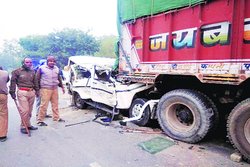 बड़ा हादसा: सड़क किनारे खड़े ट्रक से टकराई तेज रफ्तार बोलेरो, सात बच्चों सहित 14 लोगों की मौके पर ही मौत