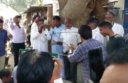 नहीं मिला टिकट तो बीजेपी पदाधिकारियों को पेड़ से बांध दिया, पार्टी के झंडे को जला लगाए हाय-हाय के नारे