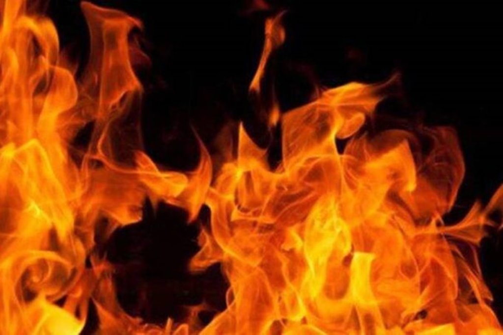 पुणे में एक फर्म के वॉचमैन को ऑटो रिक्शा चालक ने जला दिया।