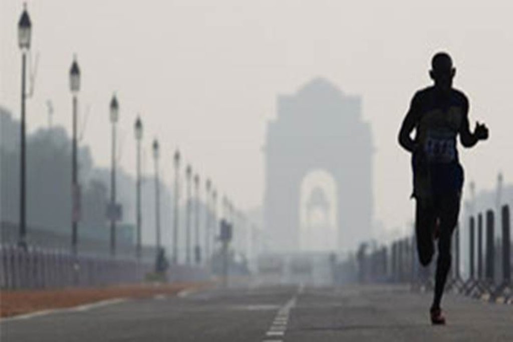 दिल्ली में बढ़ी सर्दी, न्यूनतम तापमान में आई गिरावट।