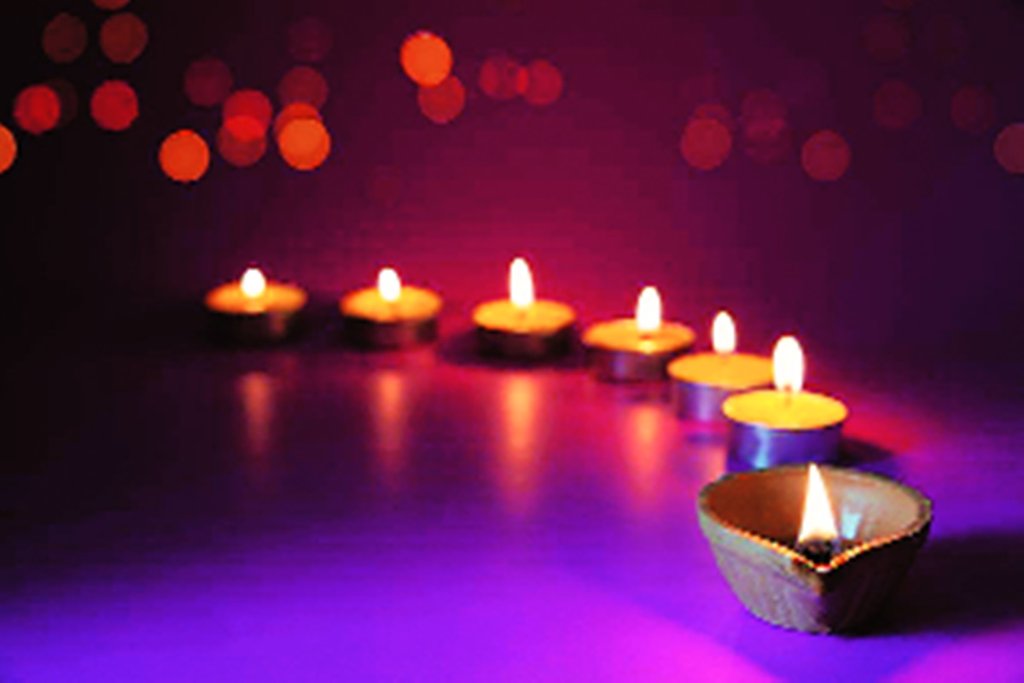 प्रकाश पर्व दीपावली पर दीपों की श्रृंखला।