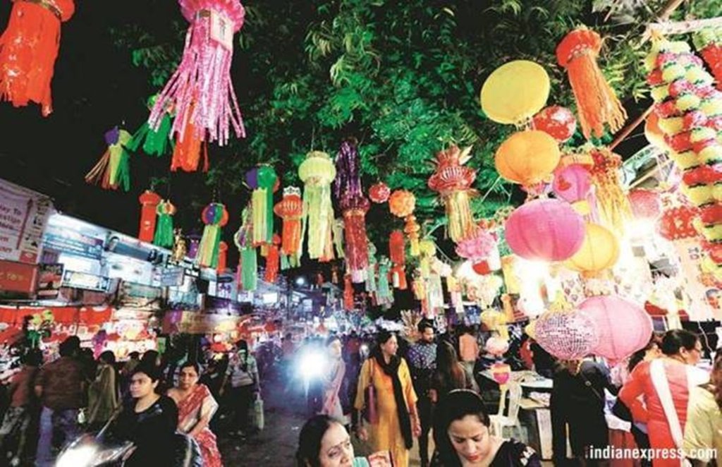 दीपावली से पूर्व बाजार में खरीदारी करते लोग। फाइल फोटो।