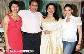 dharmendra, hema malini, ahana deol, esha deol
