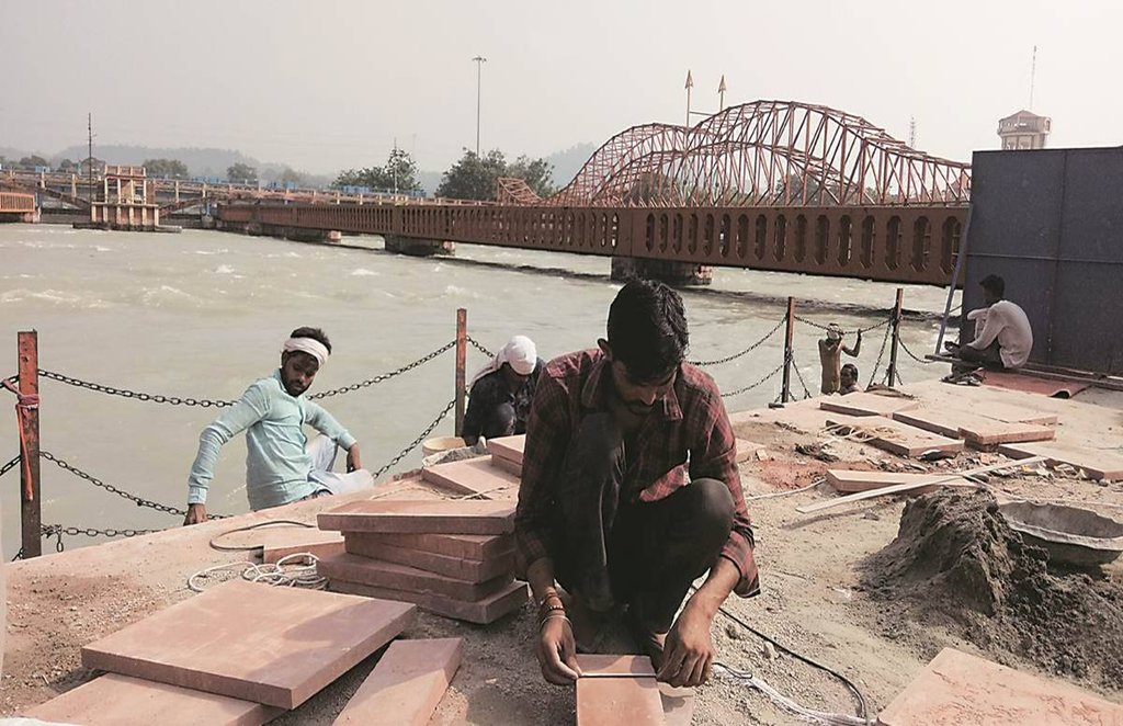 हरिद्वार में अगले साल लगने वाले कुंभ मेले की तैयारी में जुटे कारीगर।
