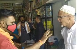 हिंदू देवी-देवताओं के नाम पर बने पटाखे बेचने पर भगवा पहने लोगों ने मुस्लिम दुकानदारों को धमकाया, VIDEO वायरल