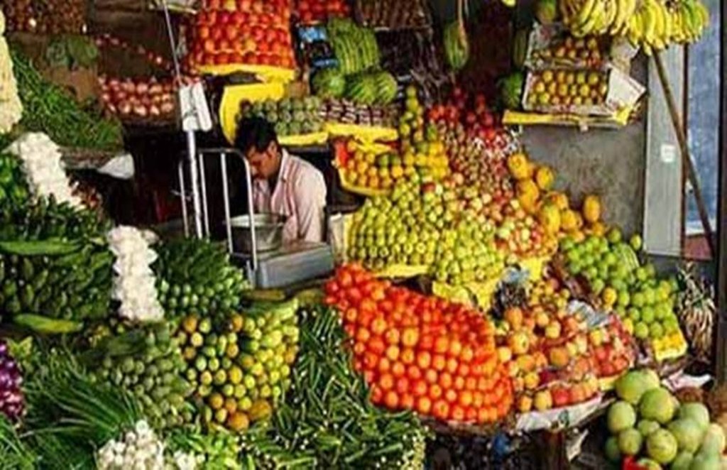 खाद्य पदार्थों की बढ़ती महंगाई से लोग परेशान। फाइल फोटो।