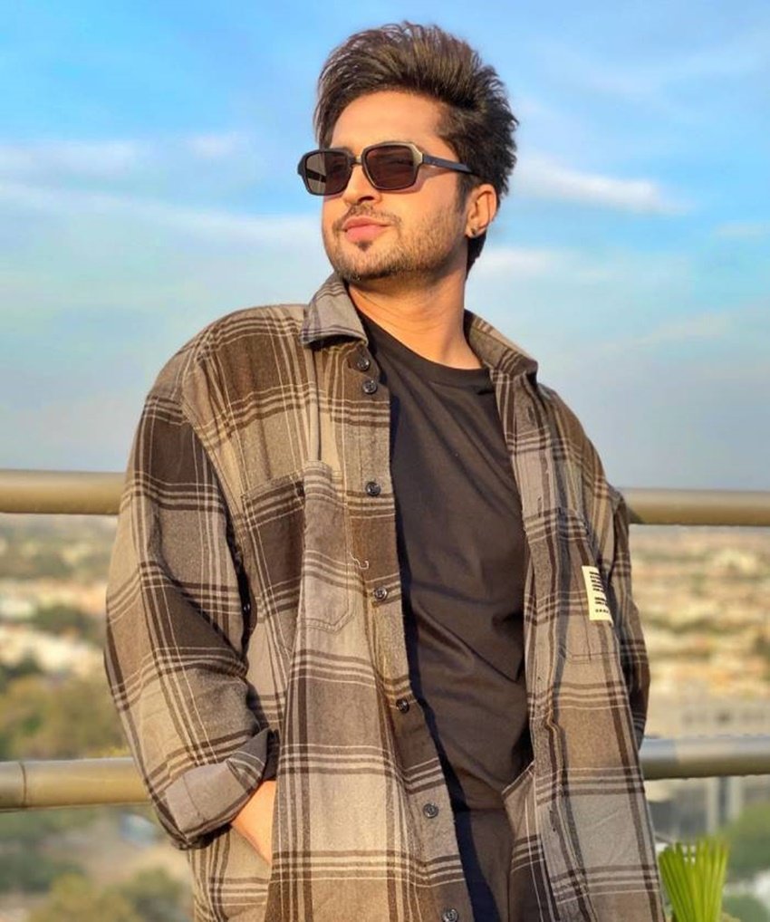 लुधियाना के गोविंदगढ़ पब्लिक कॉलेज में पढ़ाई के दौरान जस्सी गिल की मुलाकात नरेंद्र धीमान से हुई।