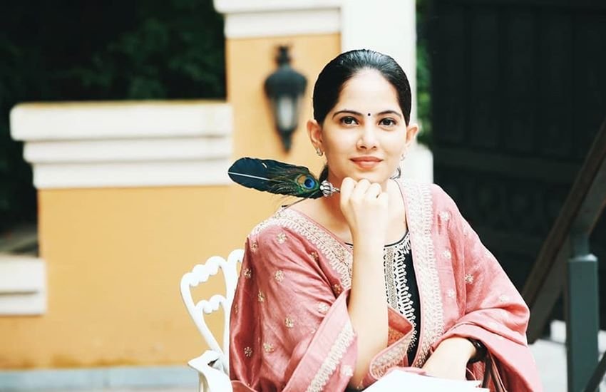 Jaya Kishori Motivational Qoutes: जया किशोरी अपने कृष्ण भजन और प्रवचनों के लिए देश भर में विख्यात हैं। उनकी लोकप्रियता इतनी है कि उनके हर कार्यक्रम में काफी बड़ी तादाद में भीड़ जुटती है। जया किशोरी एक बेहतरीन मोटिवेशनल स्पीकर भी हैं। सोशल मीडिया में उनके तमाम मोटिवेशनल कोट्स मौजूद हैं। आइए डालें उन्हीं में से चंद पर एक नजर: