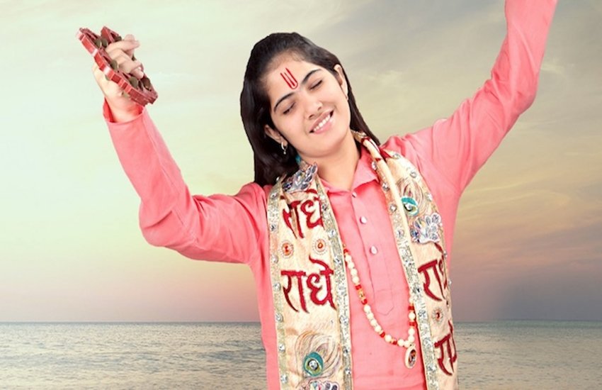 वीडियो से मिली जानकारी के अनुसार किशोरी जी एक कथा करने की 9 लाख 50 हजार फीस लेती हैं। इस वीडियो में यह भी बताया गया है कि इस फीस का आधा हिस्सा यानी 4 लाख 25 हजार रुपये कथा करने से पहले लेती हैं। जबकि बाकी आधी फीस कथा होने के बाद ली जाती है।