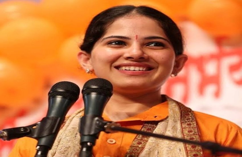 उनकी फीस के बारे नें बताते हुए पीटीवी हिंदुस्तान नाम के यूट्यूब चैनल ने एक वीडियो साझा किया है इसमें वो जया किशोरी के बुकिंग ऑफिस के कर्मचारी से बात करने का दावा कर रहे हैं। इसमें वो पूछ रहे हैं कि किशोरी जी एक कथा करने की कितनी फीस (Jaya Kishori Katha Fees) लेती हैं।
