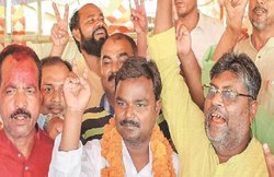 AIMIM विधायक के घर हमला, हार के बाद सगा भाई और राजद नेता ही बना जान का दुश्मन, मां को भी नहीं बख्शा