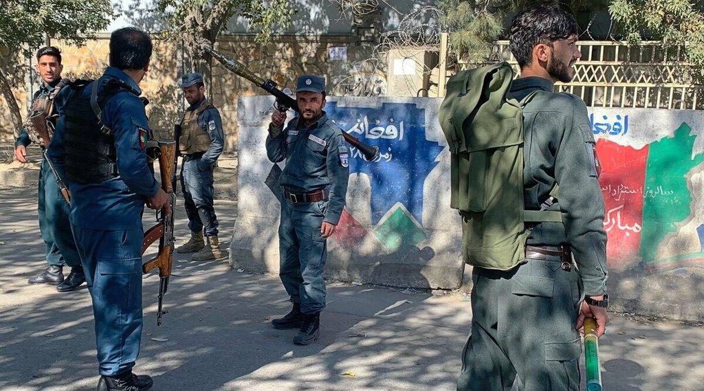 काबुल विवि में बम बलास्‍ट के बाद घटना स्‍थल पर पहुंची पुलिस। फोटो।