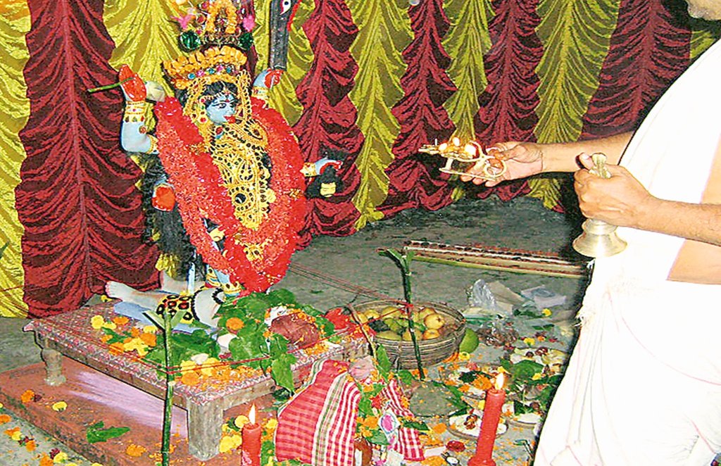 मां काली की विधिवत आराधना हमारे शरीर की शारीरिक, मानसिक, भावनात्मक, आध्यात्मिक और ऊर्जा के स्तरों को संतुलित कर देती हैं।