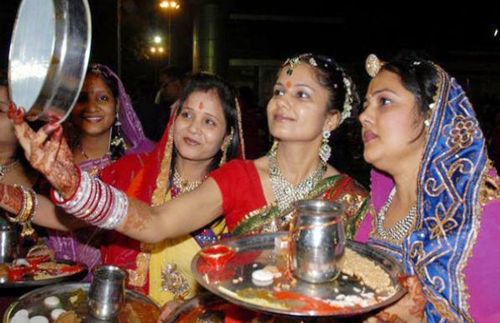 Karwa Chauth 2020 Puja Vidhi, Muhurat: करवा चौथ पूजा विधिपूर्वक करनी चाहिए।